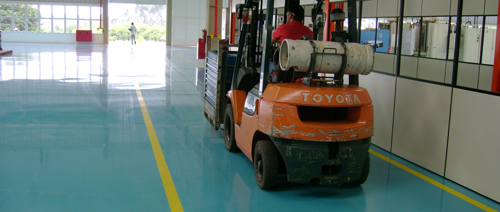 Piso para áreas de carga e descarga: impactos, abrasão e como aumentar a vida útil.