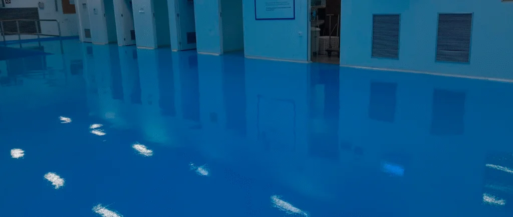 Piso hospitalar em época de alta demanda: como preparar clínicas e hospitais para o fim de ano com normas, segurança e higienização.